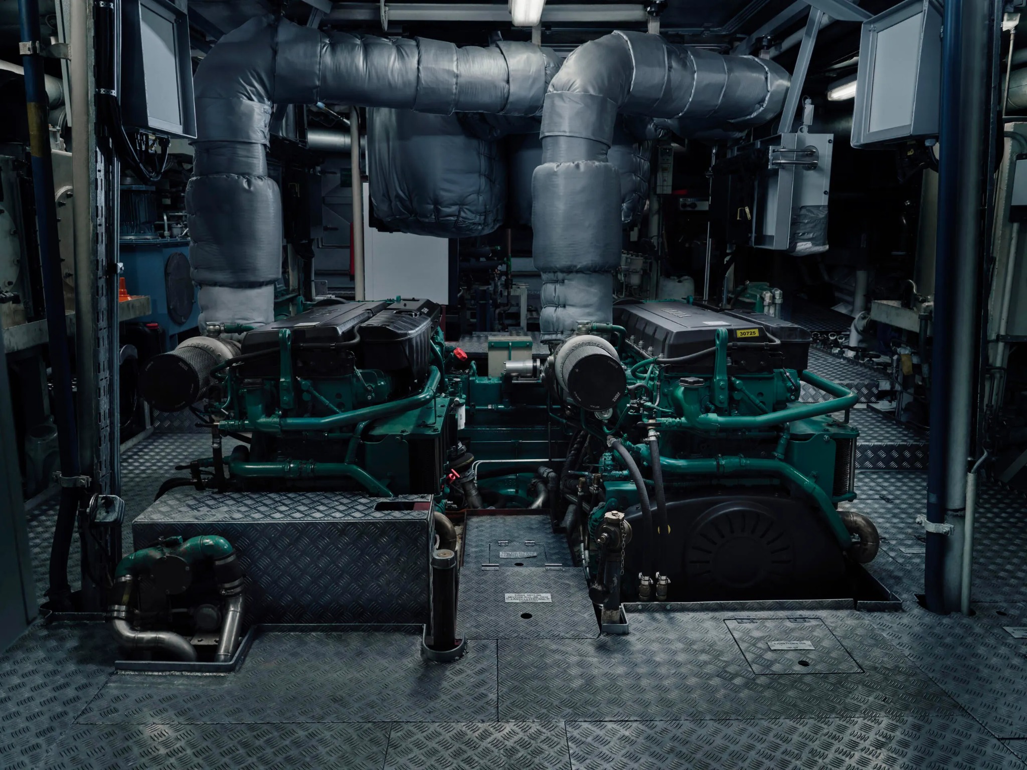 Installation de moteurs marins dans une salle des machines