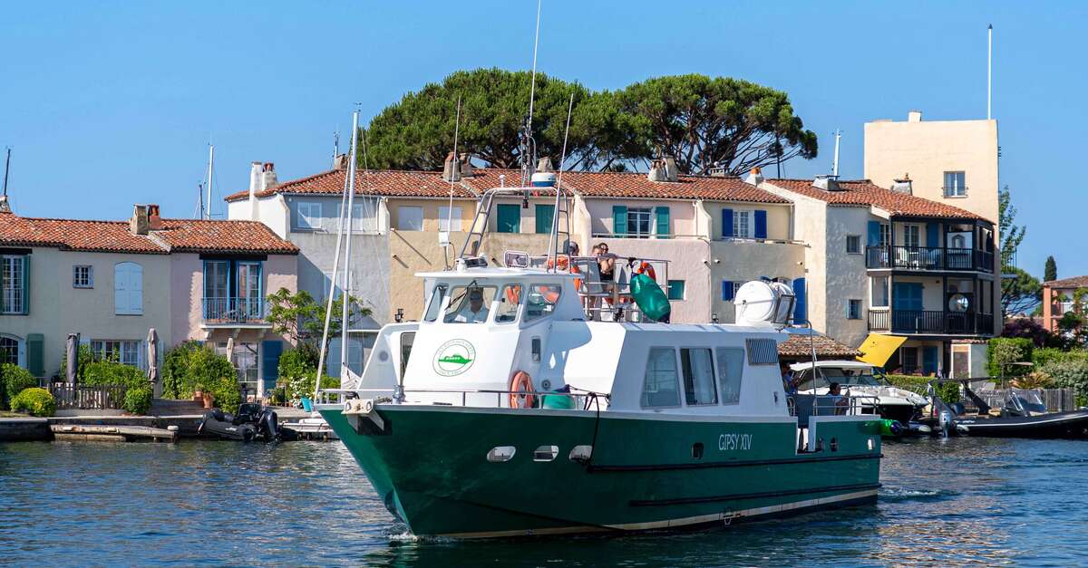 Vedette de transport de passagers à quai à Port Grimaud