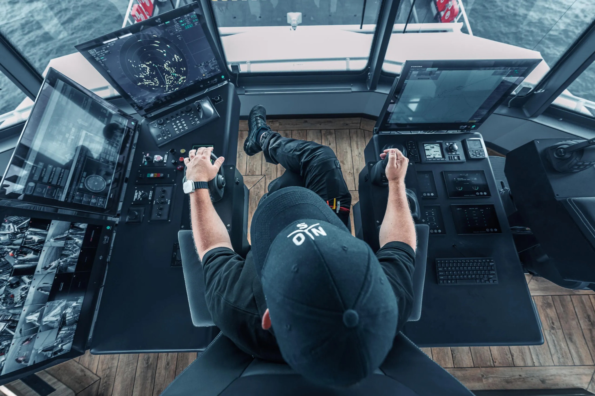 Pilote aux commandes dans la passerelle d’un navire professionnel