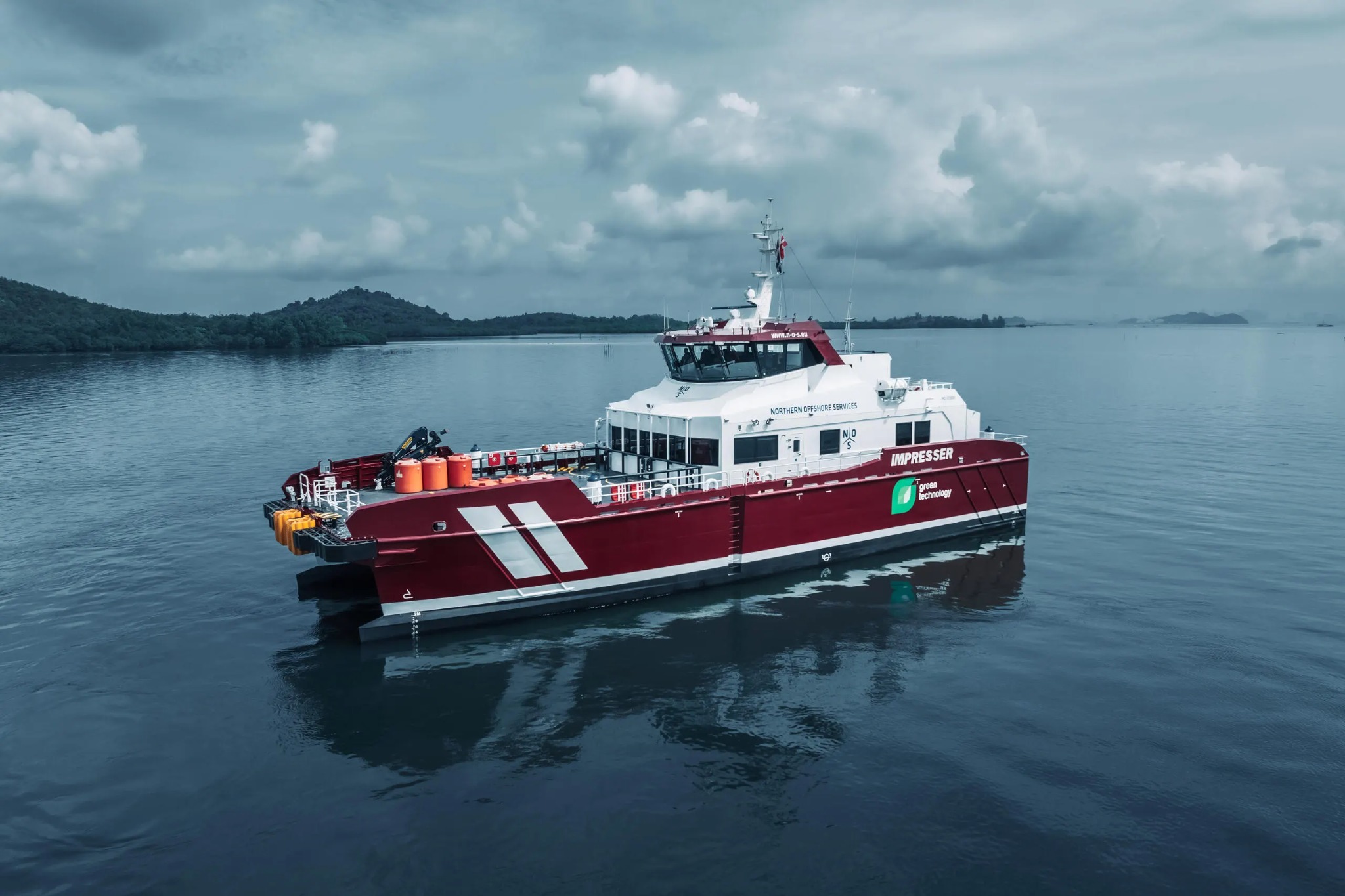 Navire professionnel en navigation