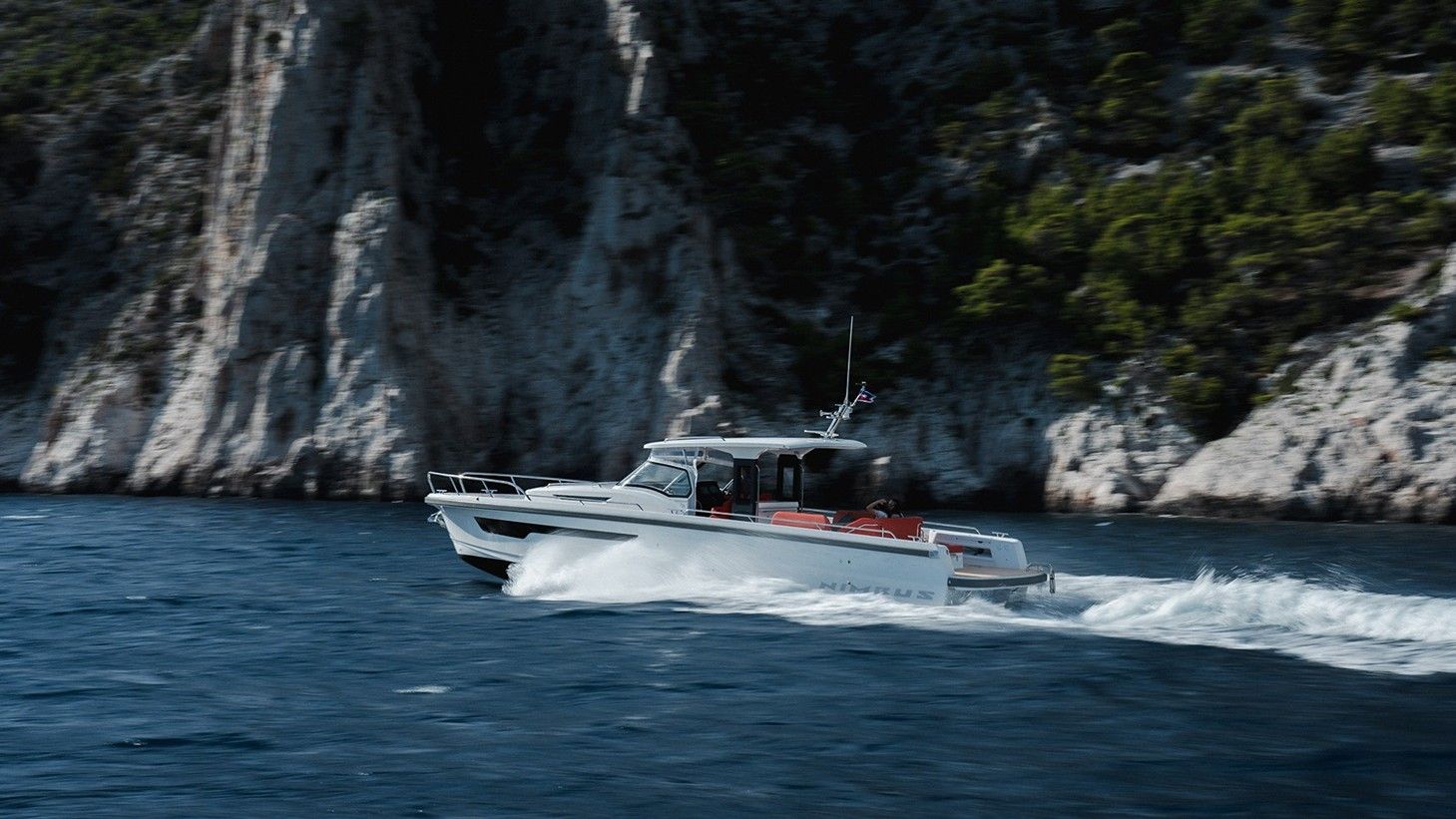 Bateau de plaisance à moteur en navigation