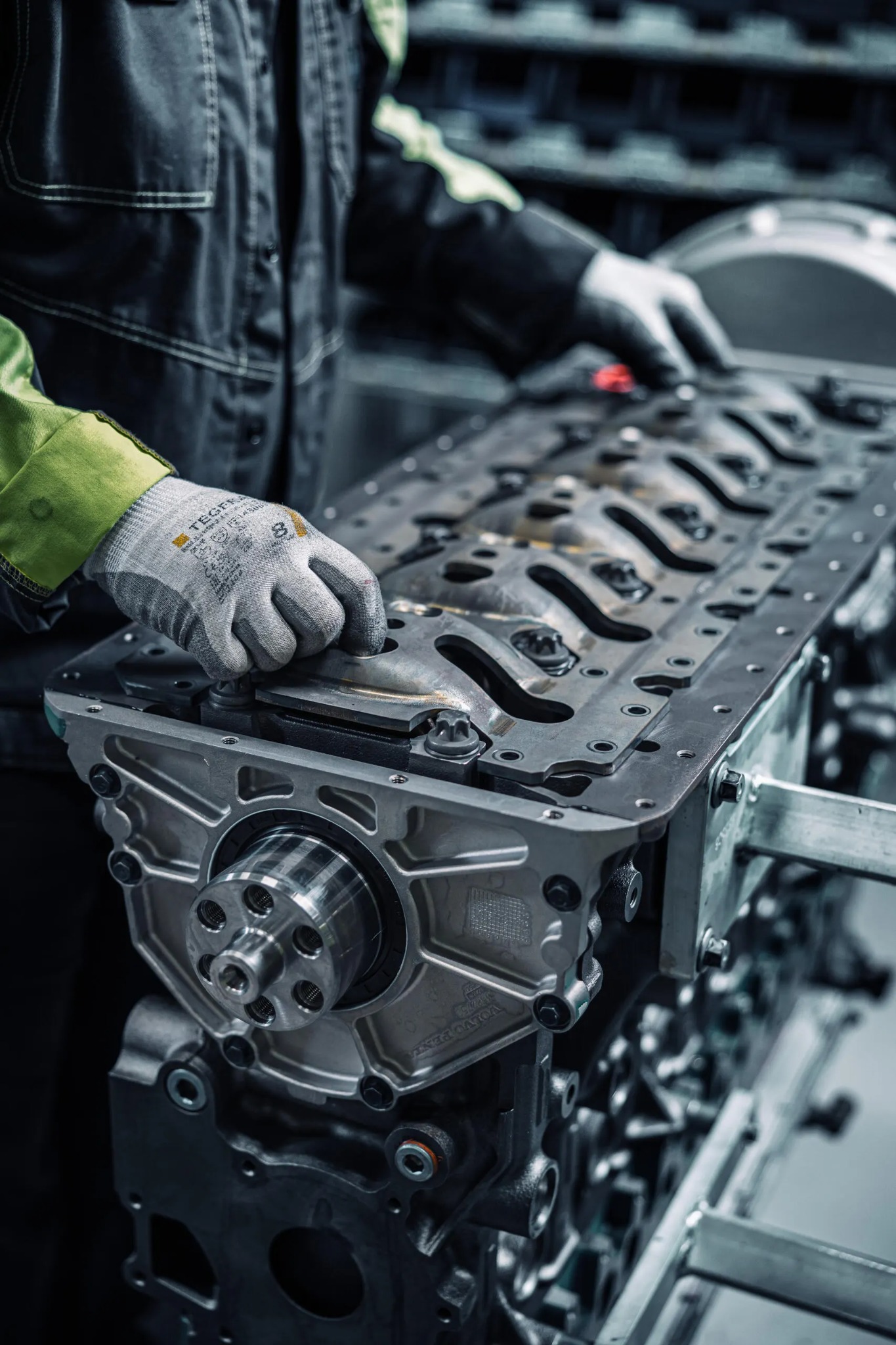 Technicien intervenant sur un moteur en cours d’assemblage