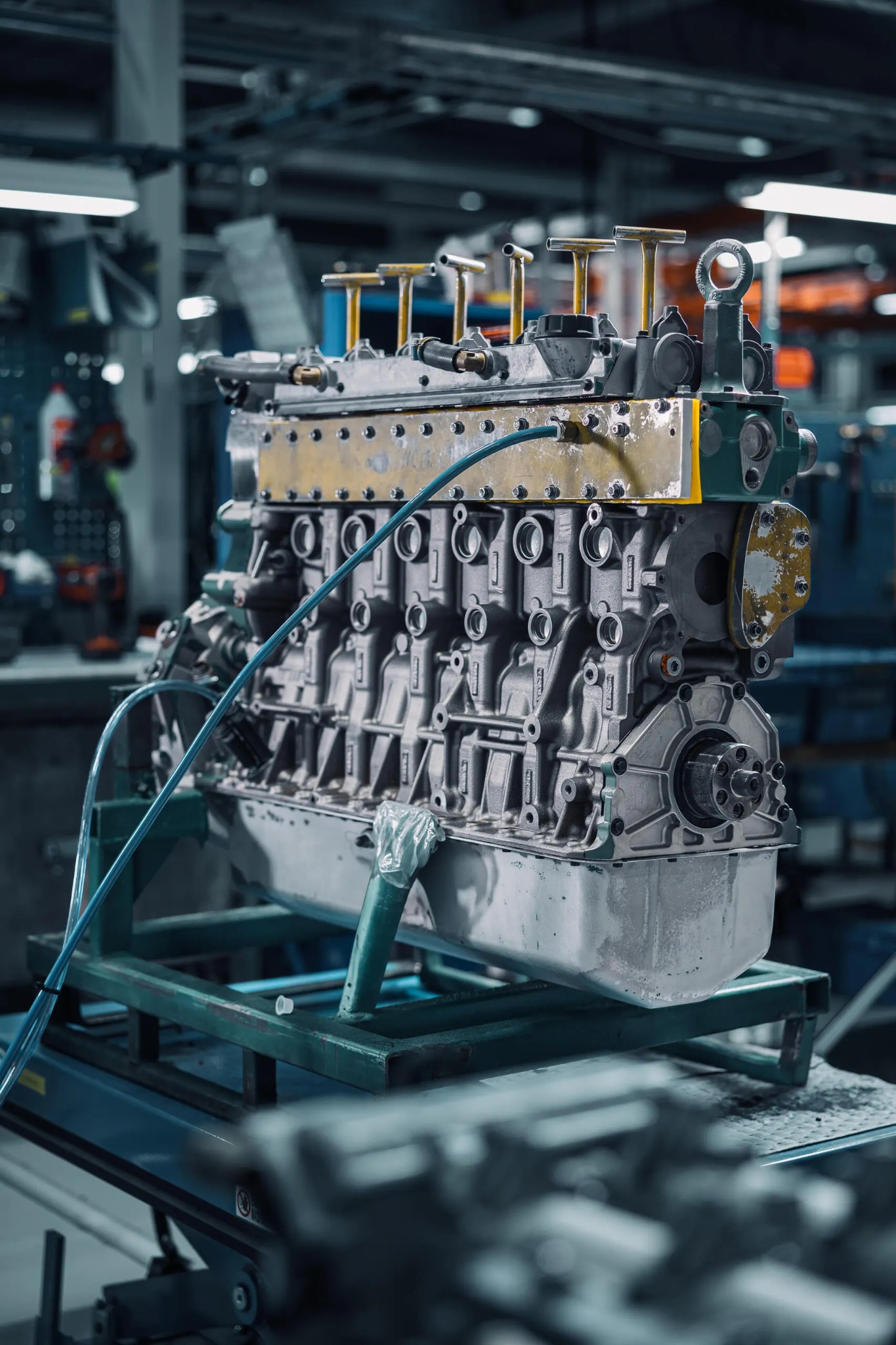 Ensemble moteur et culasse en cours d’assemblage