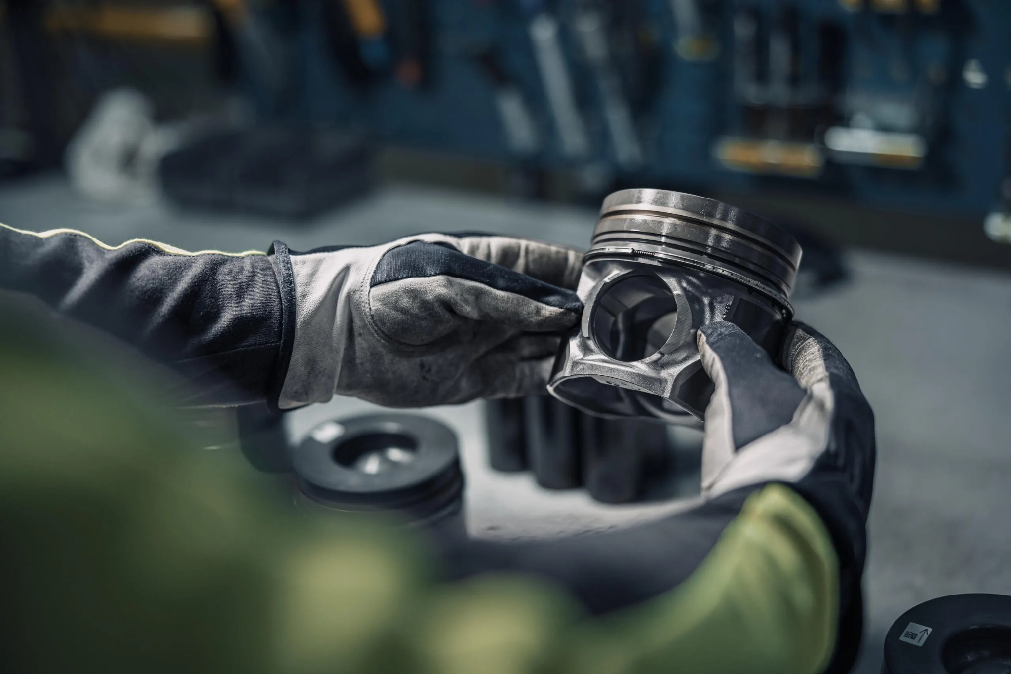 Contrôle d’un ensemble piston et bielle par un technicien
