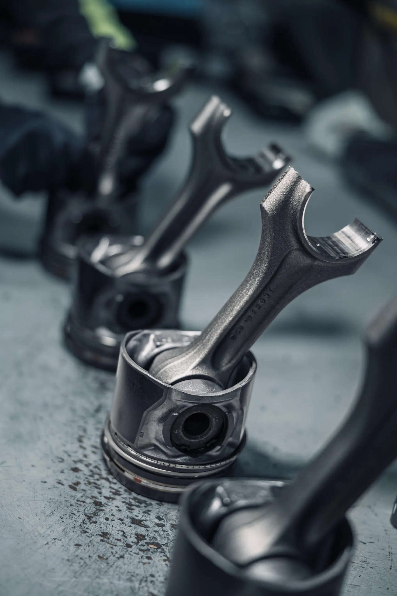 Pistons et bielles disposés sur un établi