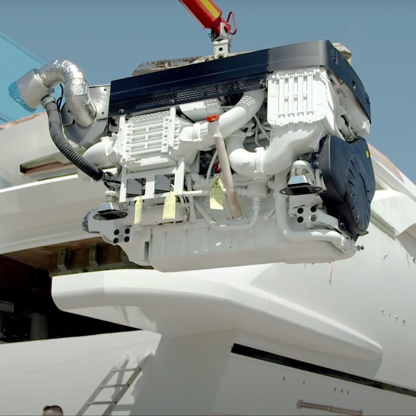 Volvo Penta D13 marin suspendu à une grue au-dessus d’un yacht