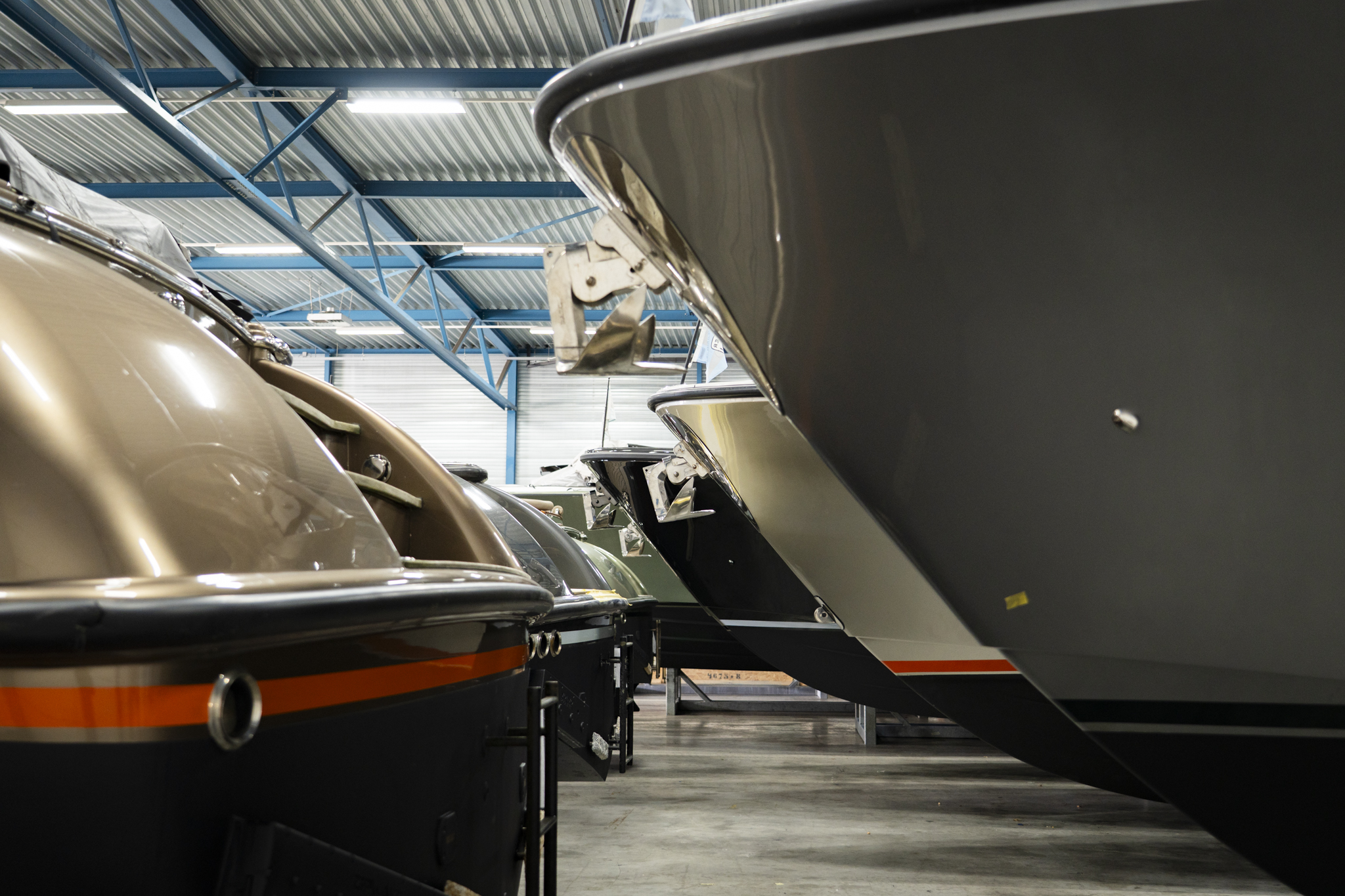 Yachts à moteur stockés dans un hangar