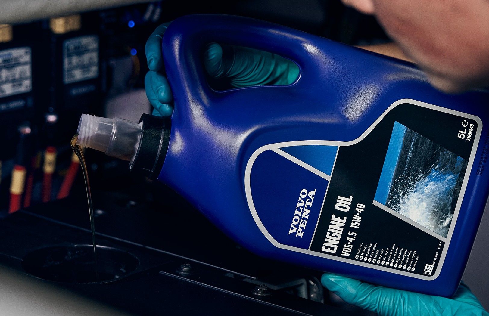 Technicien versant de l’huile moteur depuis un bidon Volvo Penta d’origine