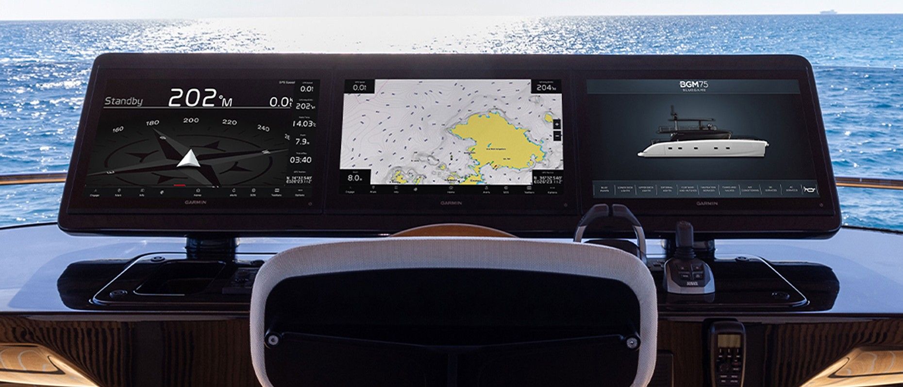 Poste de pilotage présenté par Volvo Penta, avec trois grands écrans Garmin et vue sur la mer